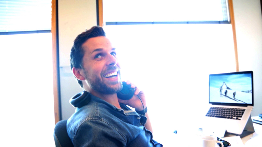 Vrolijke designer werkt met remote teams